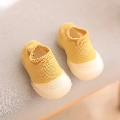 Gelbe Babyschuhe aus Baumwolle mit rutschfester Sohle, ideal für Kleinkinder, bequem und weich.
