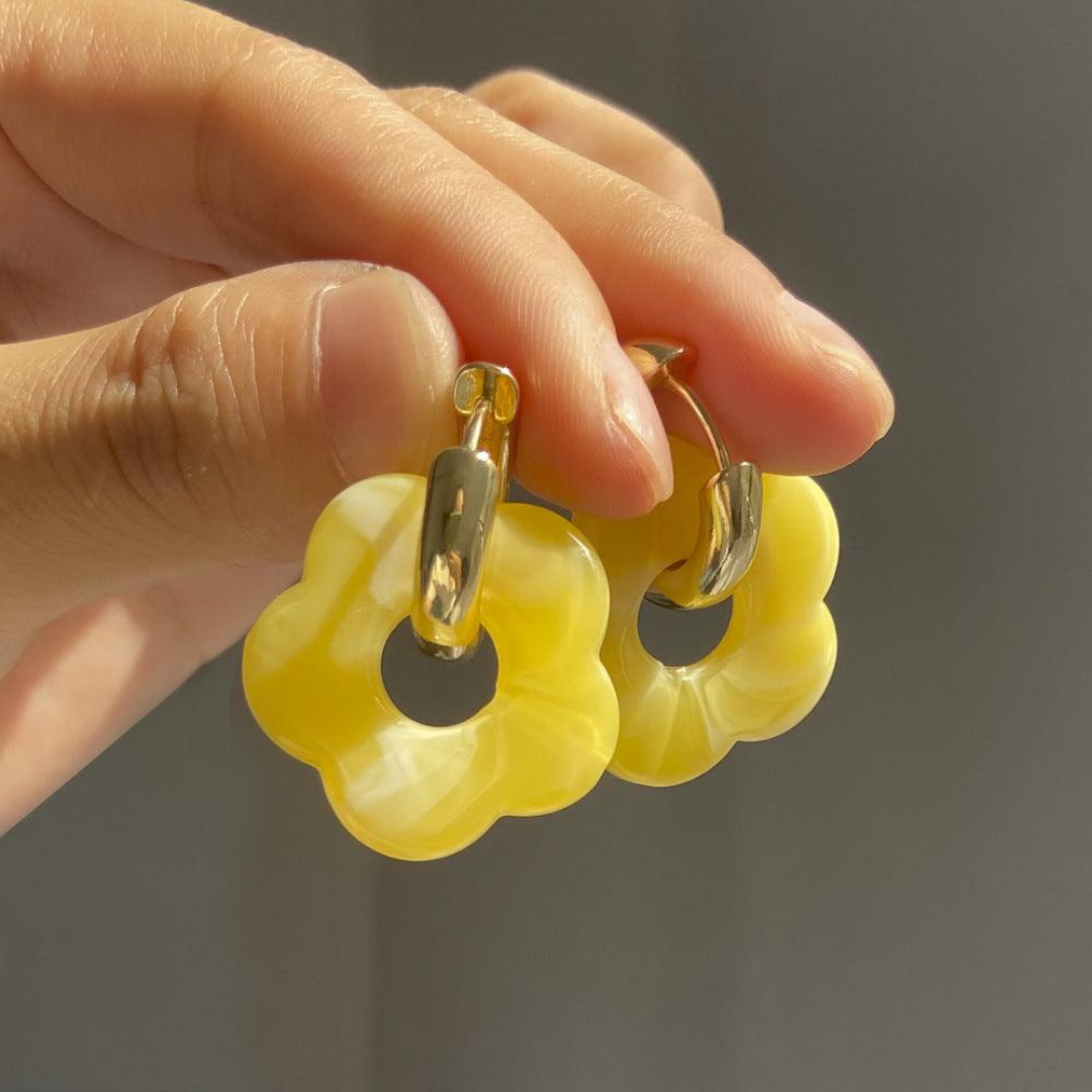 Gelbe Blumen-Ohrringe aus Harz mit goldenen Creolen, modische Accessoires für Damen.