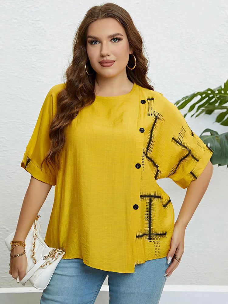 Frau in gelber Bluse mit Knöpfen, blaue Jeans, weiße Handtasche, lässiger Look.