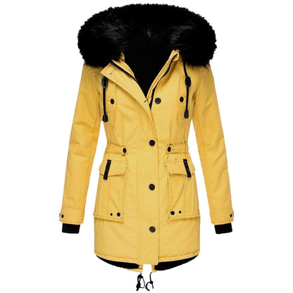 Gelbe Damen-Winterjacke mit Kapuze, Kunstfellbesatz, Knöpfen und Taschen, warm und stilvoll.