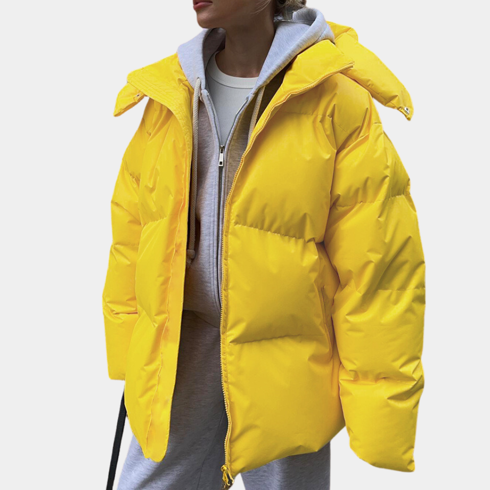 Frau in gelber Daunenjacke, Kapuze, Wintermode, lässiger Stil, Outdoor-Bekleidung.