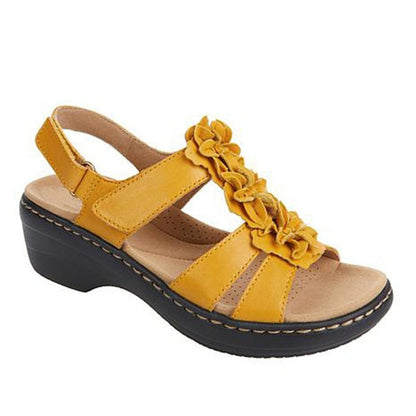 Gelbe Damensandale mit Blumenverzierung, bequemem Keilabsatz, ideal für Sommermode.