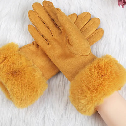 Gelbe Damenhandschuhe mit Kunstfell, warm, elegant, Wintermode, Accessoire, auf weißem Hintergrund.