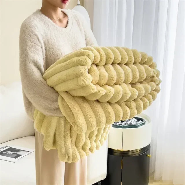 Frau hält gelbe, flauschige Decke, Wohnzimmer, gemütlich, weiches Material, Heimdekoration.