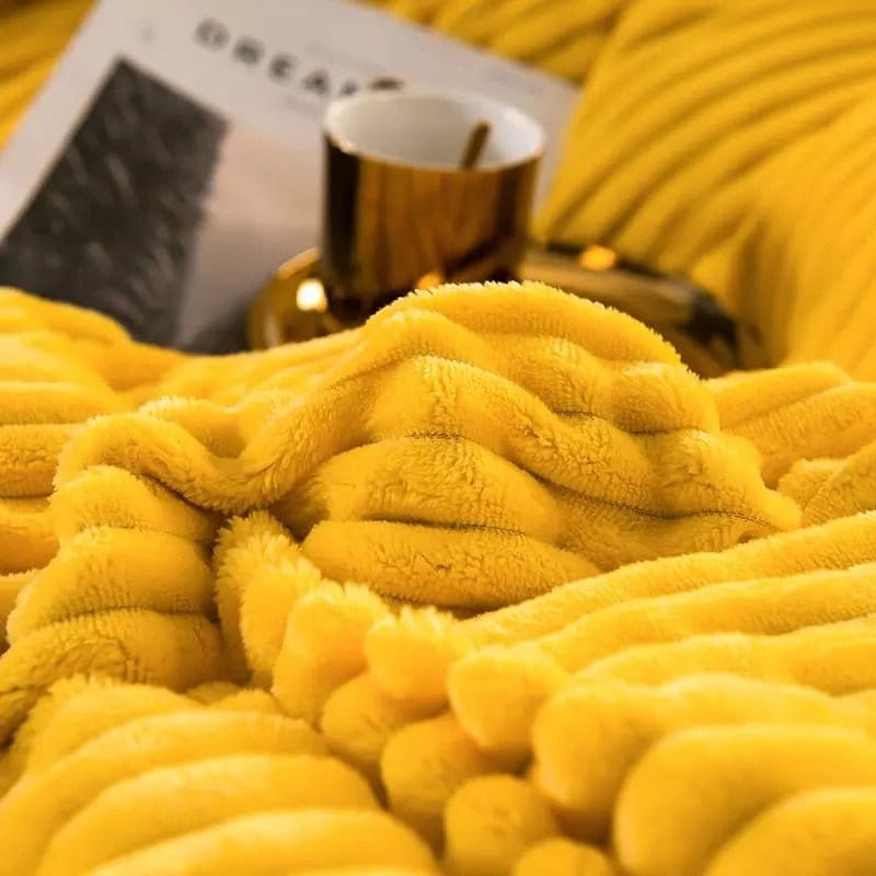Gelbe, flauschige Winterdecke aus Fleece, gemütlich, warm, ideal für kalte Nächte.