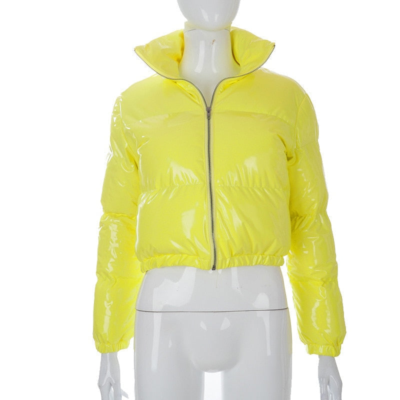 Gelbe Damen Steppjacke, glänzend, mit Reißverschluss, modisch, Winterjacke, kurz geschnitten.