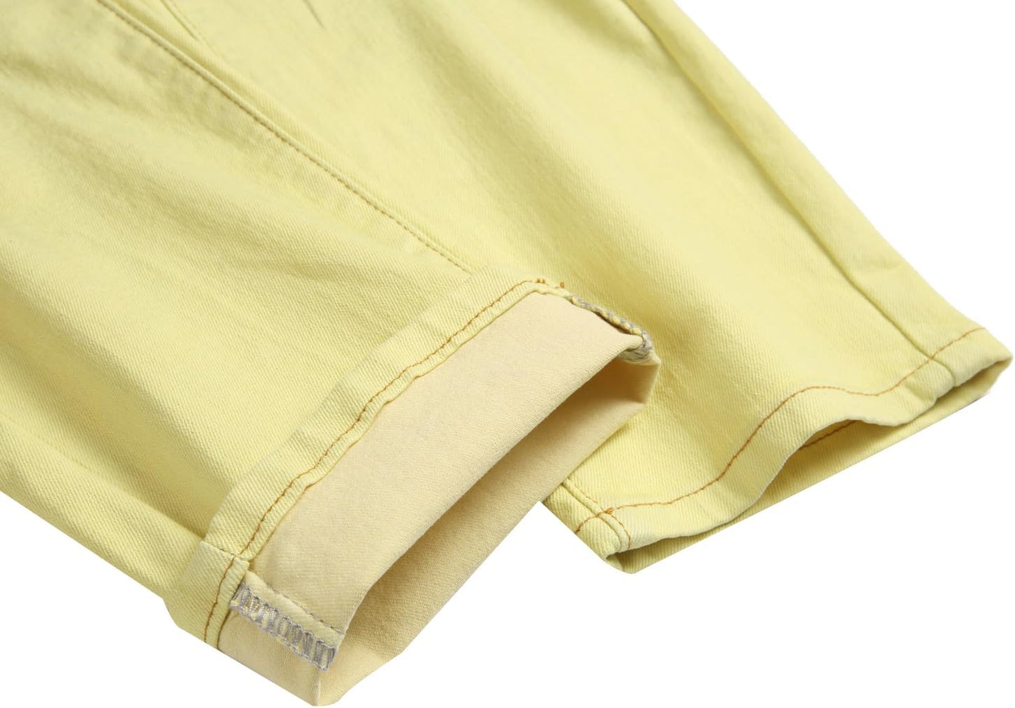 Gelbe Baumwollhose, Nahaufnahme, Detailansicht, hochwertige Verarbeitung, modische Bekleidung.