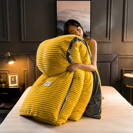 Frau mit gelber Corddecke auf Bett, gemütliche Schlafzimmerdekoration, moderne Inneneinrichtung.