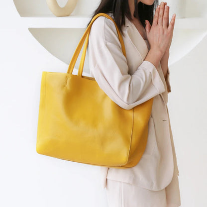 Frau mit gelber Ledertasche, modisch, elegant, Damenhandtasche, Accessoire, Freizeitlook.