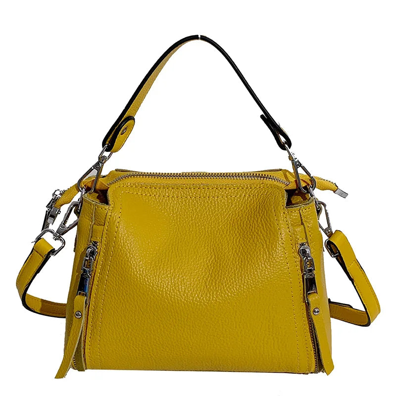 Gelbe Lederhandtasche mit Reißverschlüssen, verstellbarem Schulterriemen, modisch, Damenaccessoire.