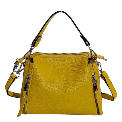 Gelbe Lederhandtasche mit Reißverschlüssen, verstellbarem Schulterriemen, modisch, Damenaccessoire.