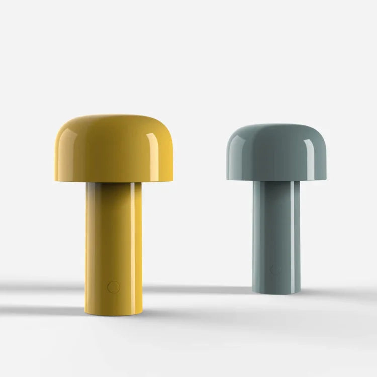 Zwei moderne Tischlampen, gelb und grau, aus Metall, minimalistisches Design, auf weißem Hintergrund.