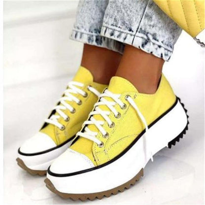 Gelbe Plateau-Sneaker mit weißer Sohle, Damenmode, Freizeitschuhe, trendige Turnschuhe.