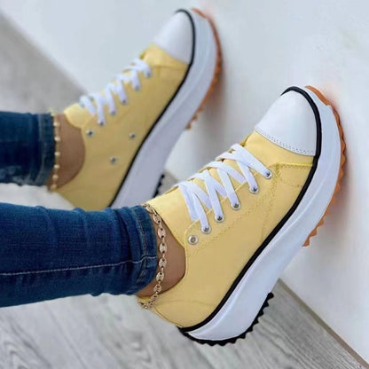 Gelbe Sneaker mit weißer Sohle, Damenmode, Freizeitschuhe, trendige Turnschuhe, bequem.