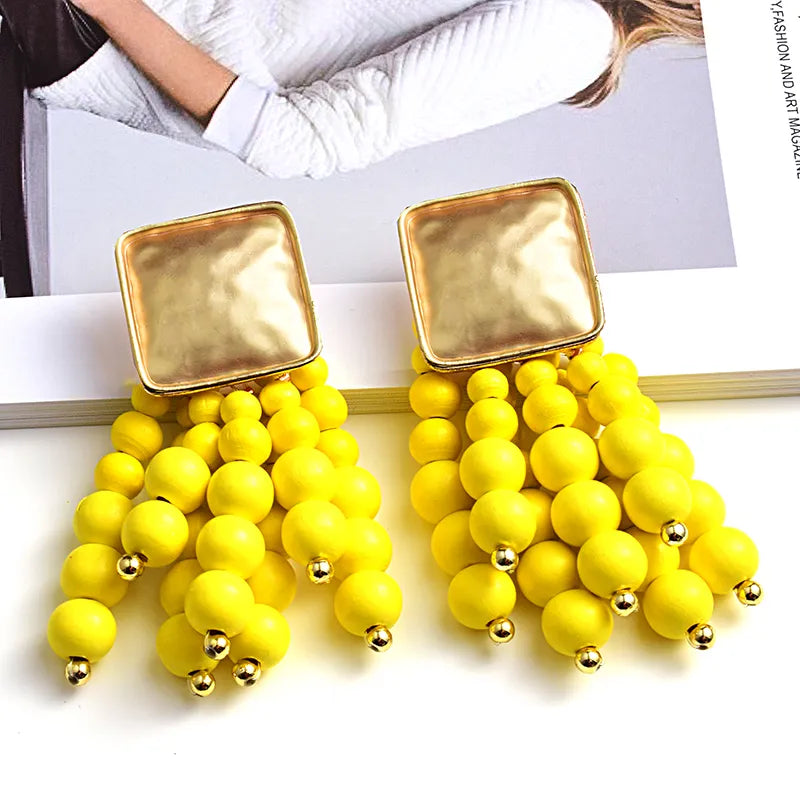Gelbe Ohrringe mit goldenen Quadraten und Perlen, modisches Accessoire, Damen-Schmuck.