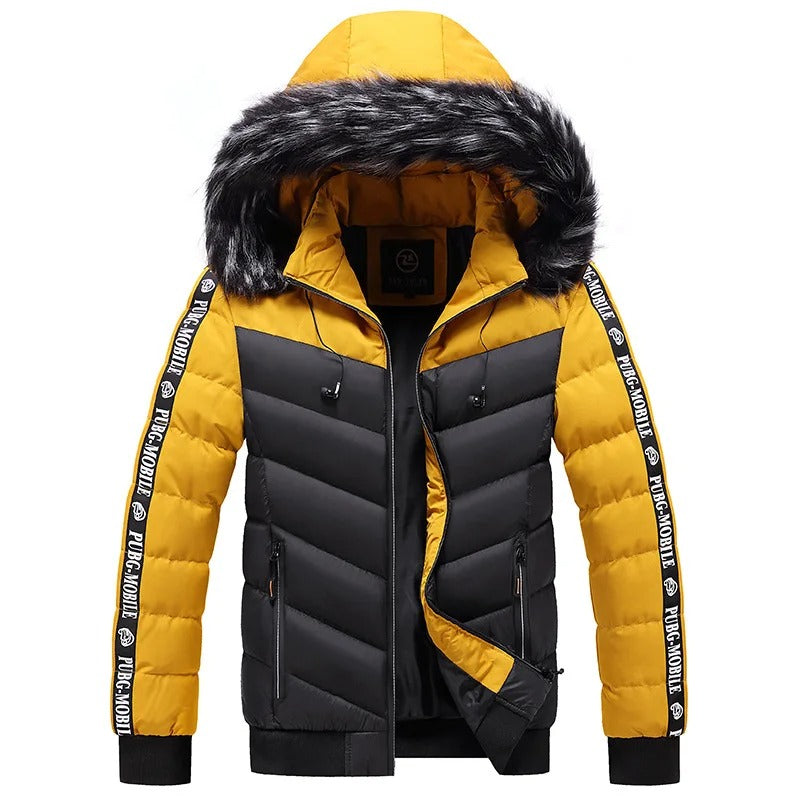 Gelbe Winterjacke mit Kapuze, Kunstfellbesatz, Reißverschluss, sportlicher Stil, Herrenmode.