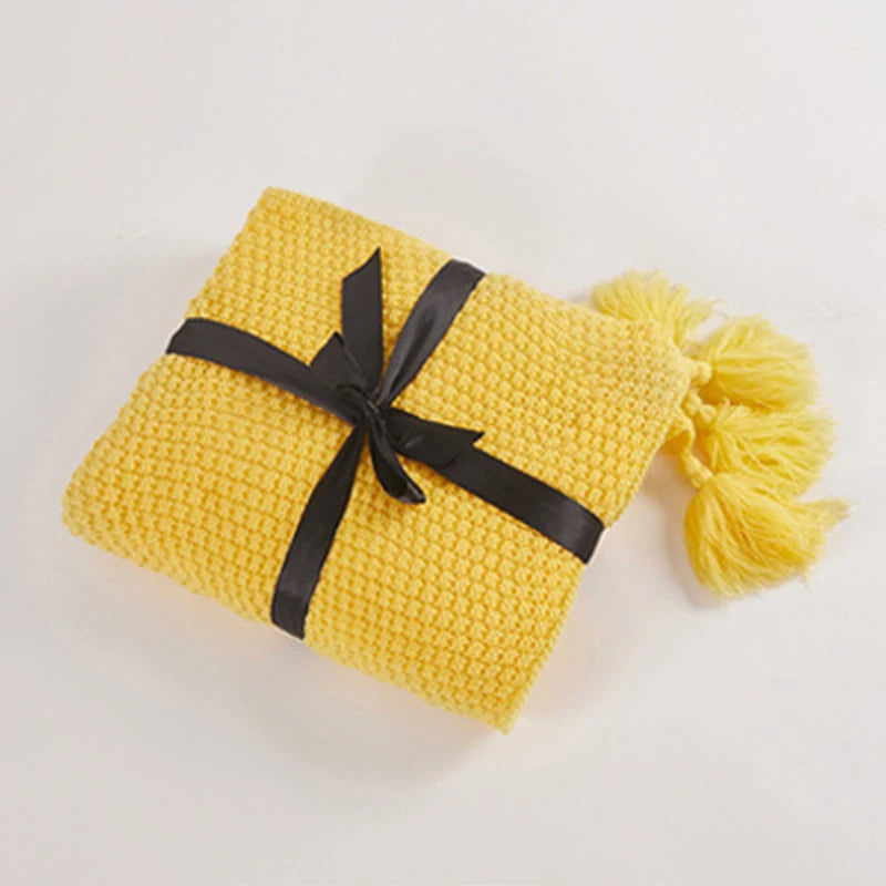 Gelbe Strickdecke mit schwarzer Schleife, Quasten, weiche Baumwolle, Geschenk, Wohnaccessoire.