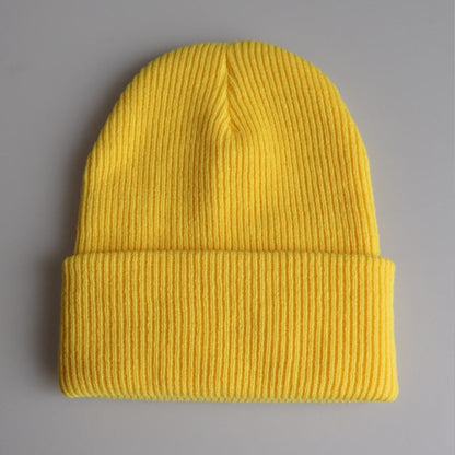 Gelbe Strickmütze aus Wolle, modisches Winteraccessoire, warm und bequem, Unisex-Design.