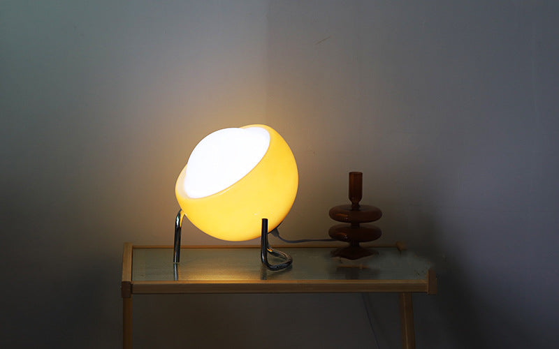 Gelbe Tischlampe auf Glasplatte, modernes Design, warmes Licht, Wohnzimmerbeleuchtung.