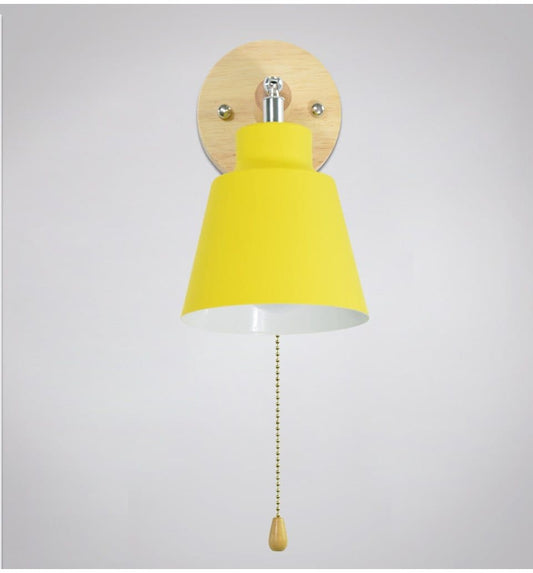 Gelbe Wandleuchte mit Zugschalter, modernes Design, Holzhalterung, Innenbeleuchtung.