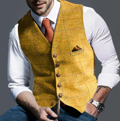 Mann in gelber Weste, weißem Hemd, orangefarbener Krawatte, eleganter Herrenmode, Accessoires.