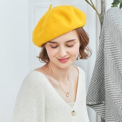Frau mit gelbem Woll-Baskenmütze, weißem Strickpullover, lächelnd, modisch, stilvoll.