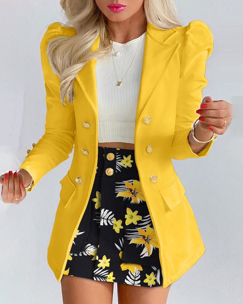 Frau in gelbem Blazer, weißem Top, geblümtem Rock; modische Damenbekleidung, elegant.