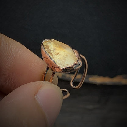 Handgefertigter Kupferring mit gelbem Rohstein, einzigartiges Schmuckdesign, Vintage-Stil.