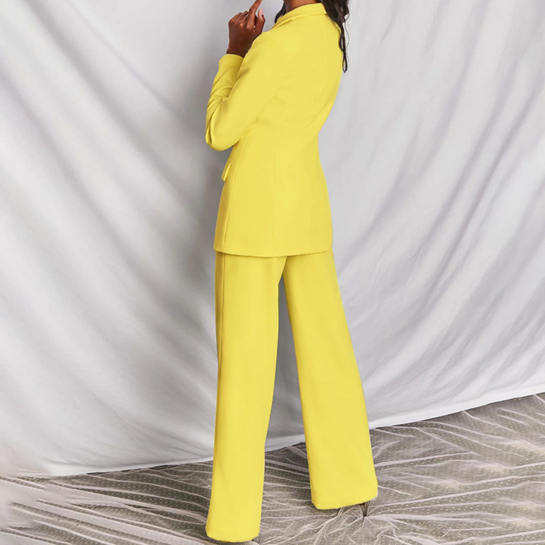 Gelber Damenanzug, Blazer und Hose, elegantes Design, modische Damenbekleidung, Business-Look.