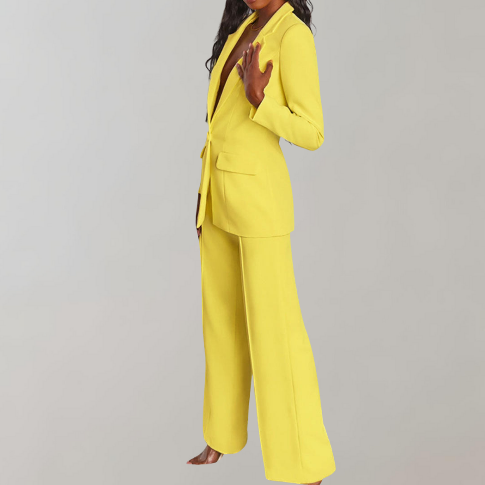Gelber Damenanzug, Blazer und Hose, elegant, modisch, Business-Outfit, Damenmode.