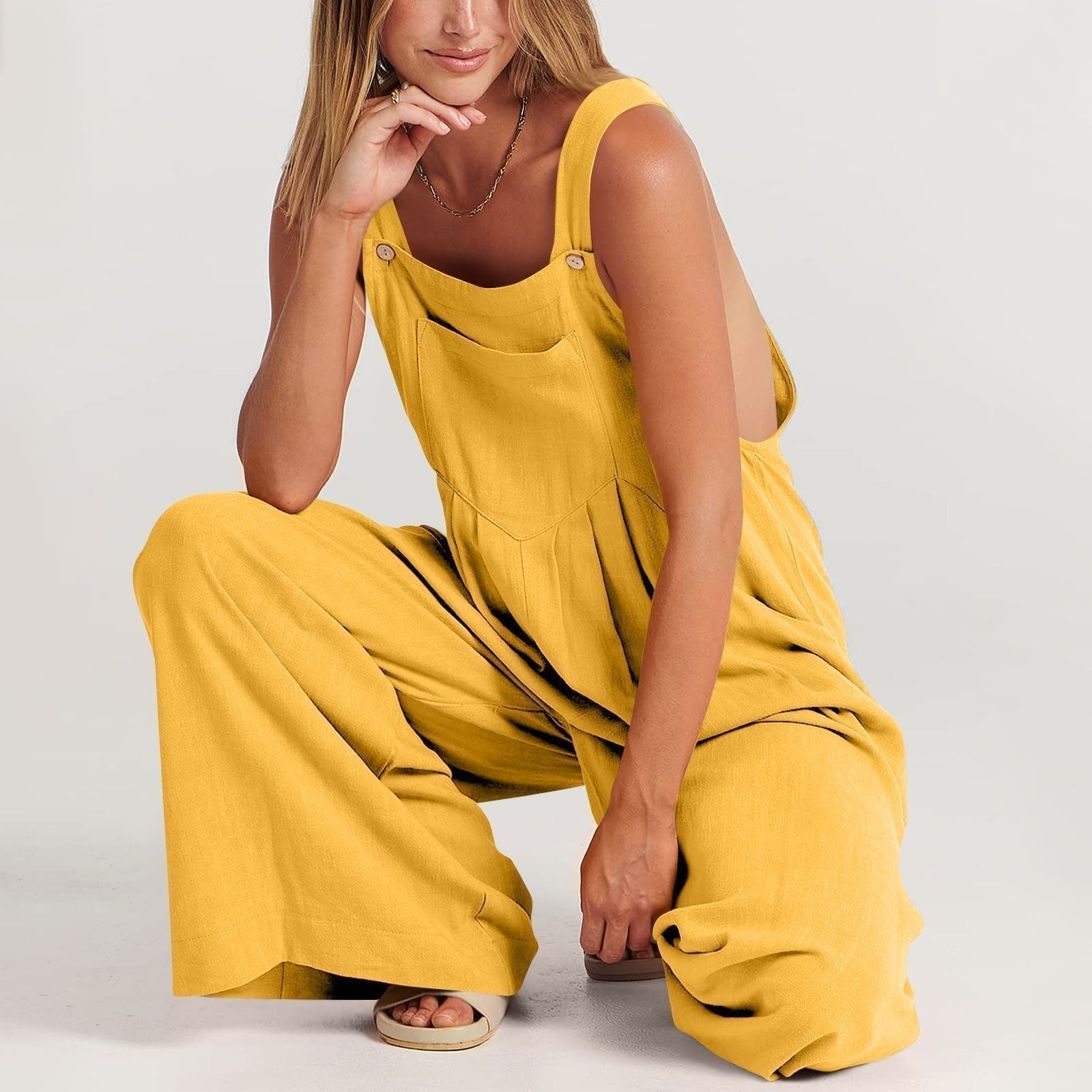 Frau in gelbem Leinen-Overall, ärmellos, modisch, bequem, Sommerkleidung, Freizeitlook.