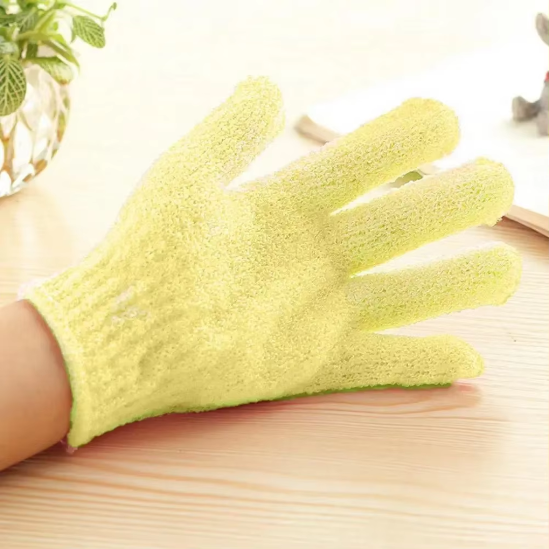 Gelber Peeling-Handschuh aus Baumwolle auf Holztisch, ideal für sanfte Hautpflege.