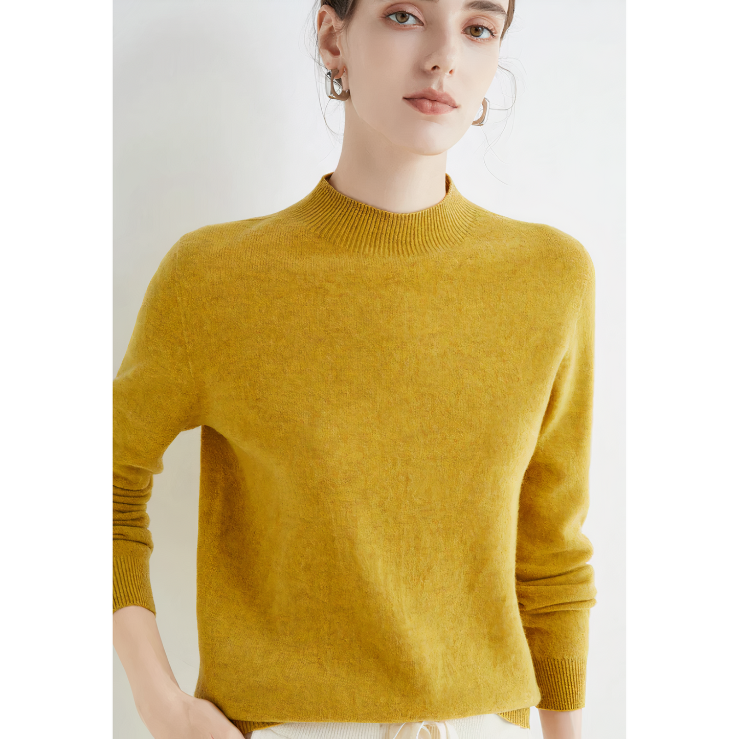Frau in gelbem Pullover, Strickmode, Herbstkollektion, Damenbekleidung, elegantes Design