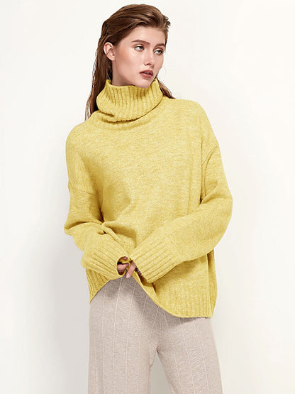 Frau in gelbem Rollkragenpullover aus Wolle, lässig, modisch, Herbstmode, Damenbekleidung.