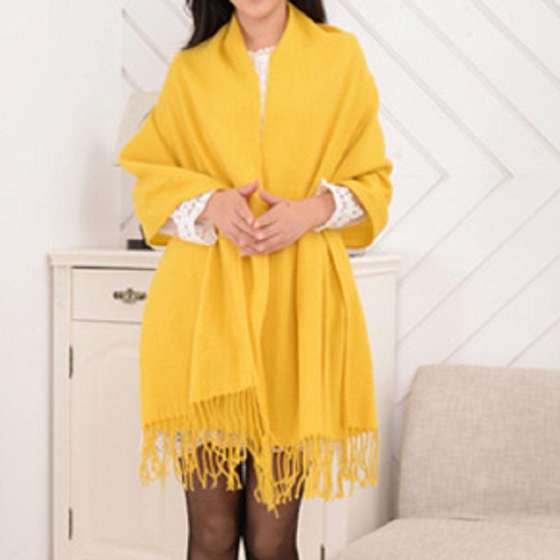 Frau mit gelbem Schal aus Wolle, Fransen, modisches Accessoire, Herbst-Winter-Mode.
