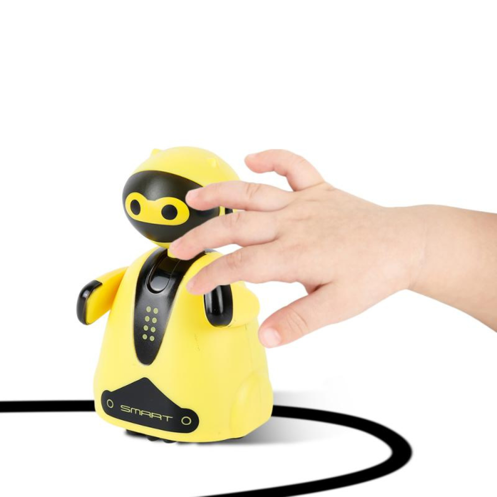 Gelber Spielzeugroboter mit Sensoren, Kinderhand, interaktives Lernspielzeug, weißer Hintergrund.