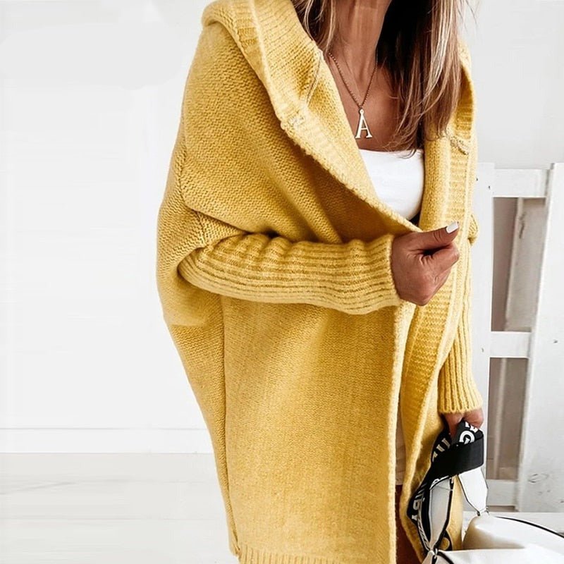 Frau trägt gelben Strick-Cardigan mit Kapuze, lässig, modisch, Herbstmode, Damenbekleidung.