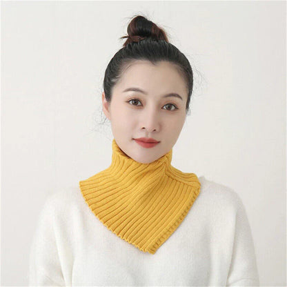 Frau mit gelbem Strickkragen, modisches Accessoire, Herbst-Winter, Damenmode, warm, elegant.