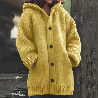 Gelber Strickmantel mit Kapuze und Knöpfen, Damenmode, Herbstbekleidung, gemütlich und stilvoll.