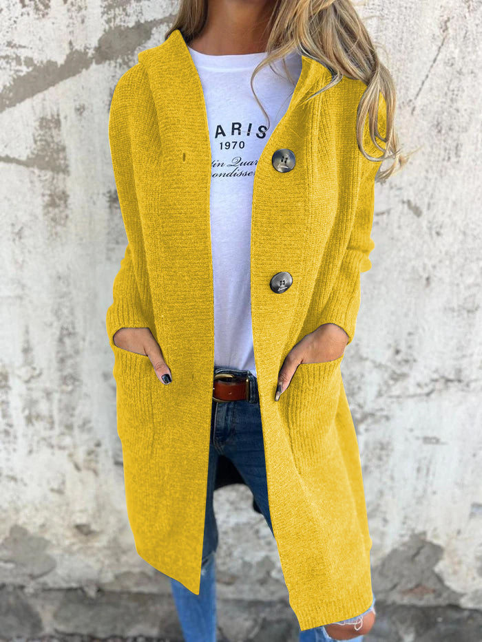 Frau in gelbem Strickmantel, lässiger Stil, Herbstmode, Damenbekleidung, Streetwear.