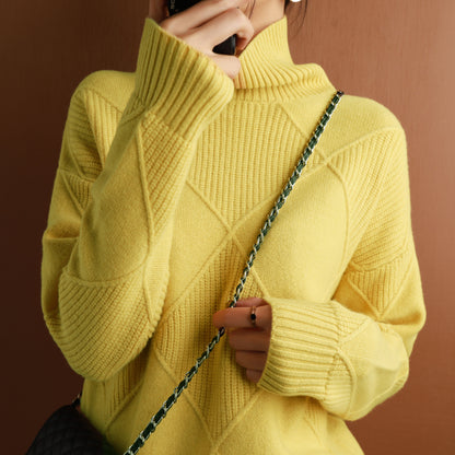 Gelber Rollkragenpullover Damen, Strickmuster, Herbstmode, weiches Material, eleganter Stil.