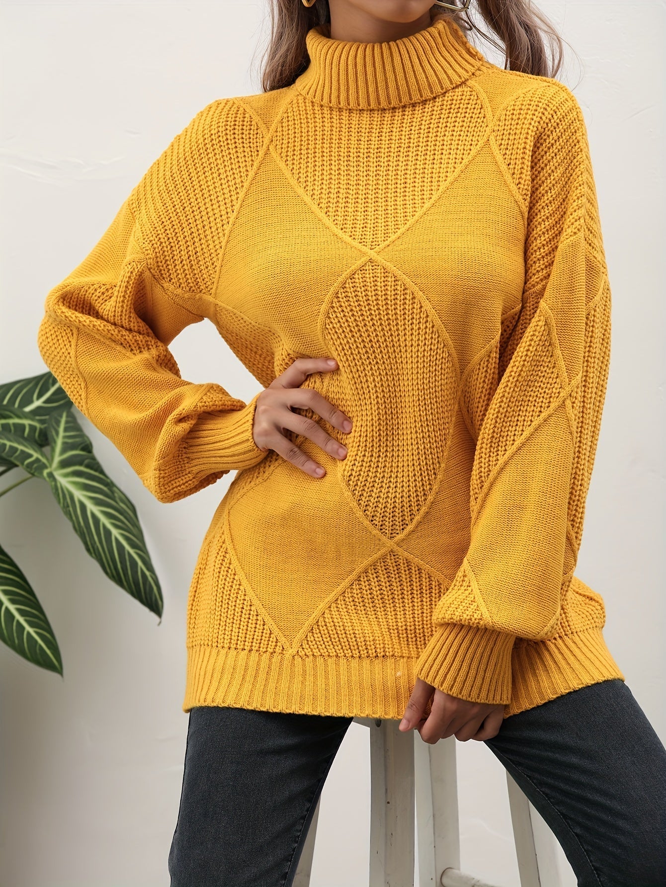 Gelber Strickpullover Damen, Rollkragen, geometrisches Muster, Herbstmode, gemütlich.