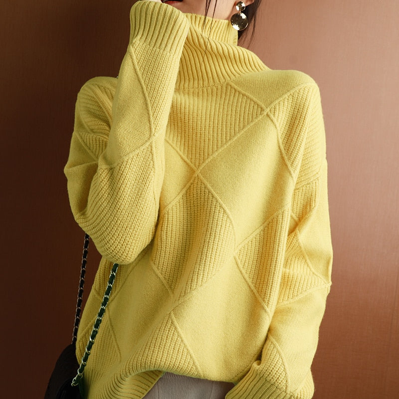 Gelber Strickpullover Damen, Rollkragen, geometrisches Muster, modisch, Herbstmode.