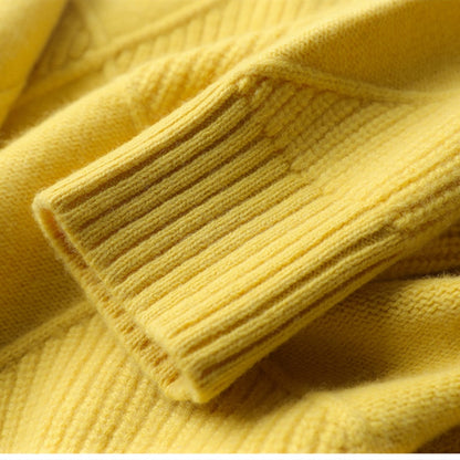 Gelber Strickpullover aus Wolle, Nahaufnahme, weiches Material, modisch, warm, Herbstkleidung.