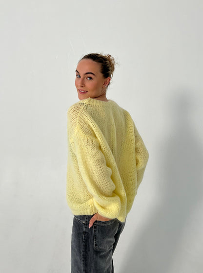 Frau in gelbem Strickpullover, lässig, modisch, Herbstmode, Damenbekleidung, Rückansicht.