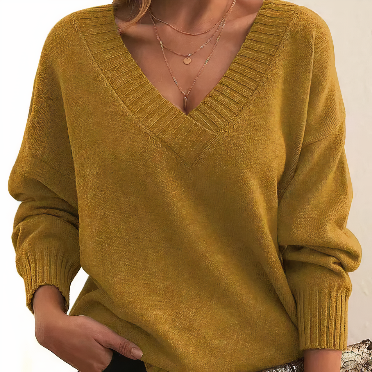 Frau in senfgelbem Pullover mit V-Ausschnitt, Strick, Herbstmode, lässig, Damenbekleidung.