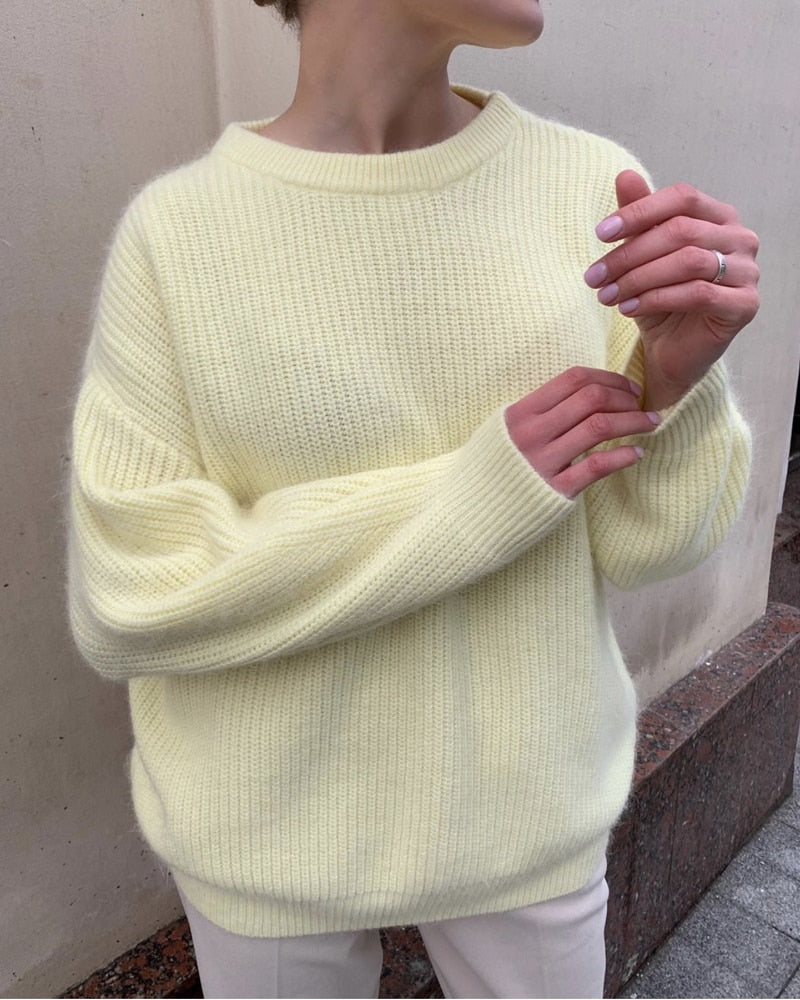 Frau in gelbem Strickpullover aus Wolle, lässiger Stil, Herbstmode, cremefarbene Hose.