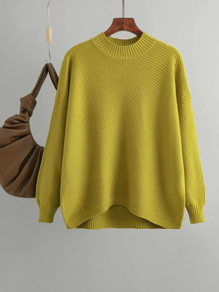 Gelber Strickpullover Damen, gerippt, Rundhals, Herbstmode, hängend, mit brauner Tasche.