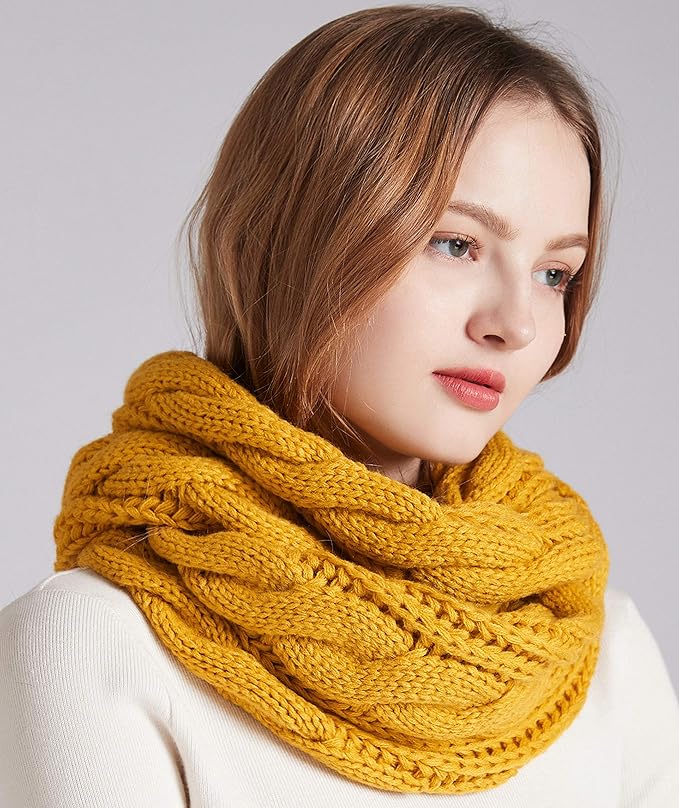Frau mit gelbem Strickschal, modisches Accessoire, warm, gemütlich, Herbst-Winter-Mode.