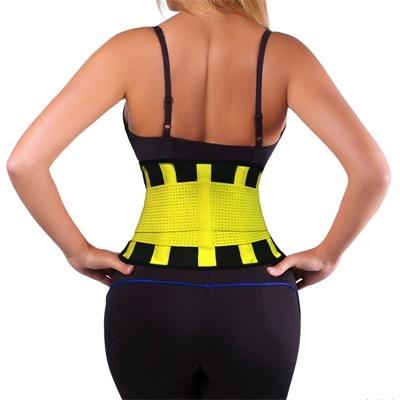Frau mit gelbem Taillentrainer, Fitnessgürtel, Rückenansicht, Sportbekleidung, Figurformung.